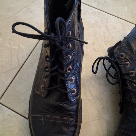 CLARK'S LEATHER ANKLE BOOTS 8.5 - Picture 2 of 5